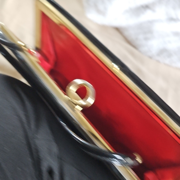 Elegant Black and Red Clutch Bag - Picture 5 of 6